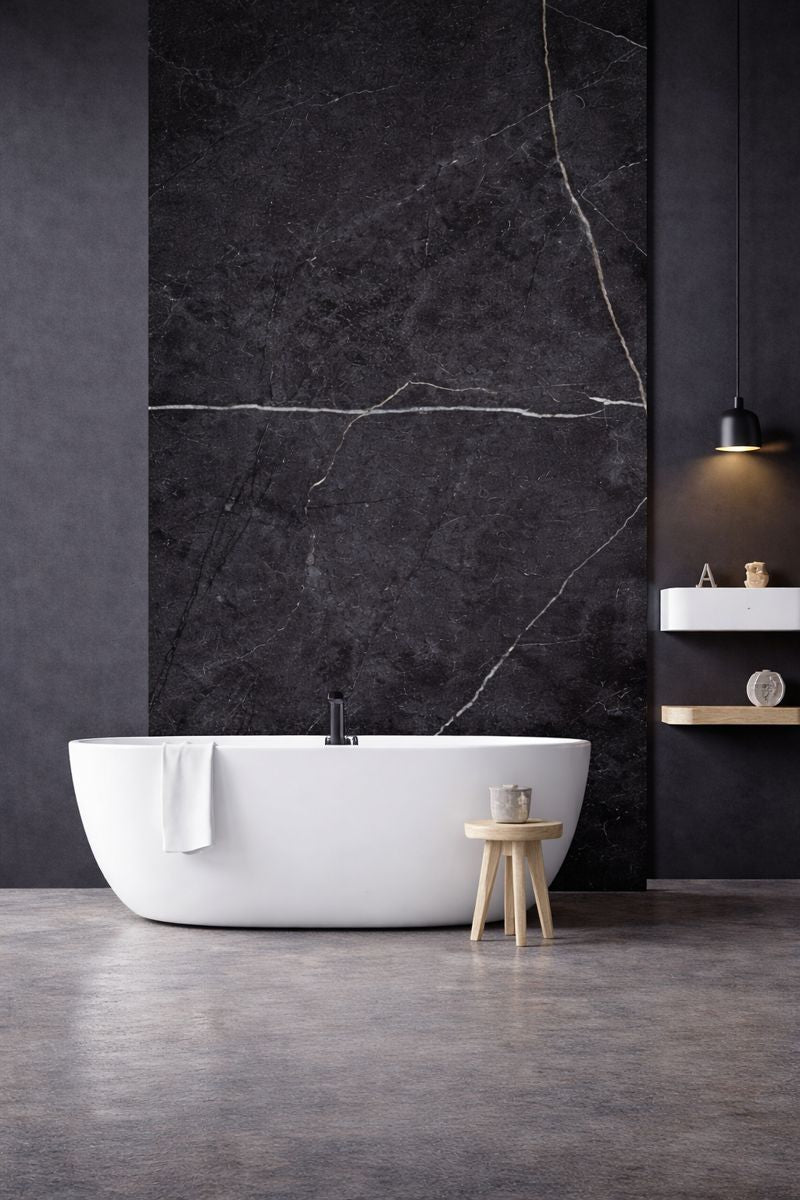 Panneau mural SPC effet marbre anthracite mat installé dans une salle de bain moderne avec baignoire îlot
