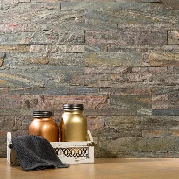 Parement pierre naturelle adhésive Woodland Fire posé en crédence cuisine — ardoise multicolore ByMyDeco
