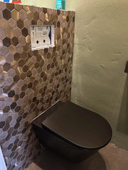 Plaque_credence_adhesive_hexagone_cuivre_pose_derriere_wc_suspendue