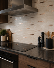 Crédence adhésive beige effet pierre posée en fond de hotte avec finitions cuivrées dans une cuisine moderne