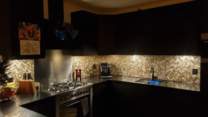 credence_adhesive_chevron_dore_pose_dans_credence_de_cuisine