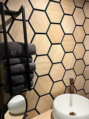 hexagone_bois_acoustique_chene_pose_dans_la_toilette