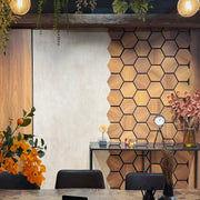 hexagone_bois_acoustique_mural_pose_dans_la_salon_4