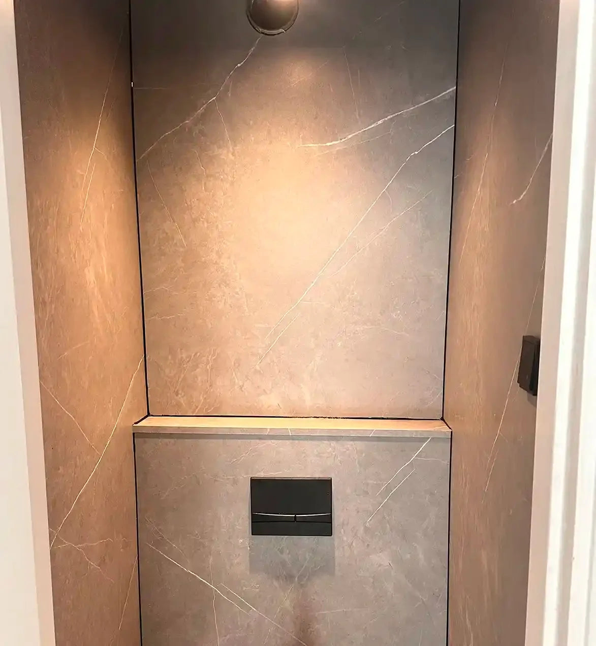 panneau mural spc marbre posé dans la toilette murale