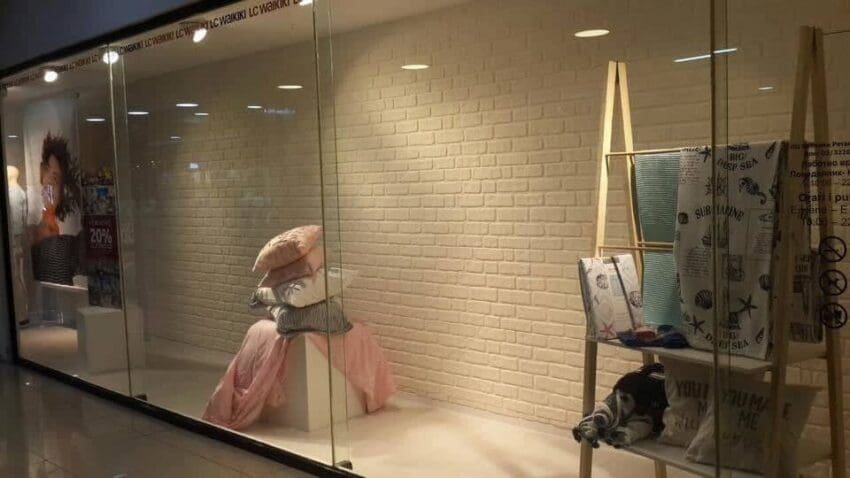 parement-blanc-pose-dans-un-magasin-mural