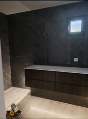 Panneau Mural PVC Effet Marbre Gris posé dans la salle de bain 
