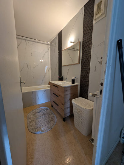 panneau mural blanc posé dans la douche