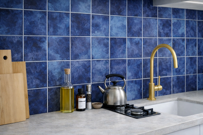 Sticker Carrelage Carré Bleu marine posé dans le crédence de cuisine