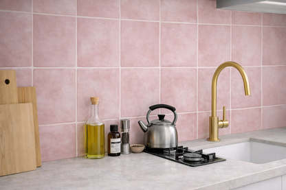 Sticker Carrelage Carré Rose Posé dans la crédence de cuisine