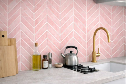 sticker carrelage rose posé dans le crédence de cuisine
