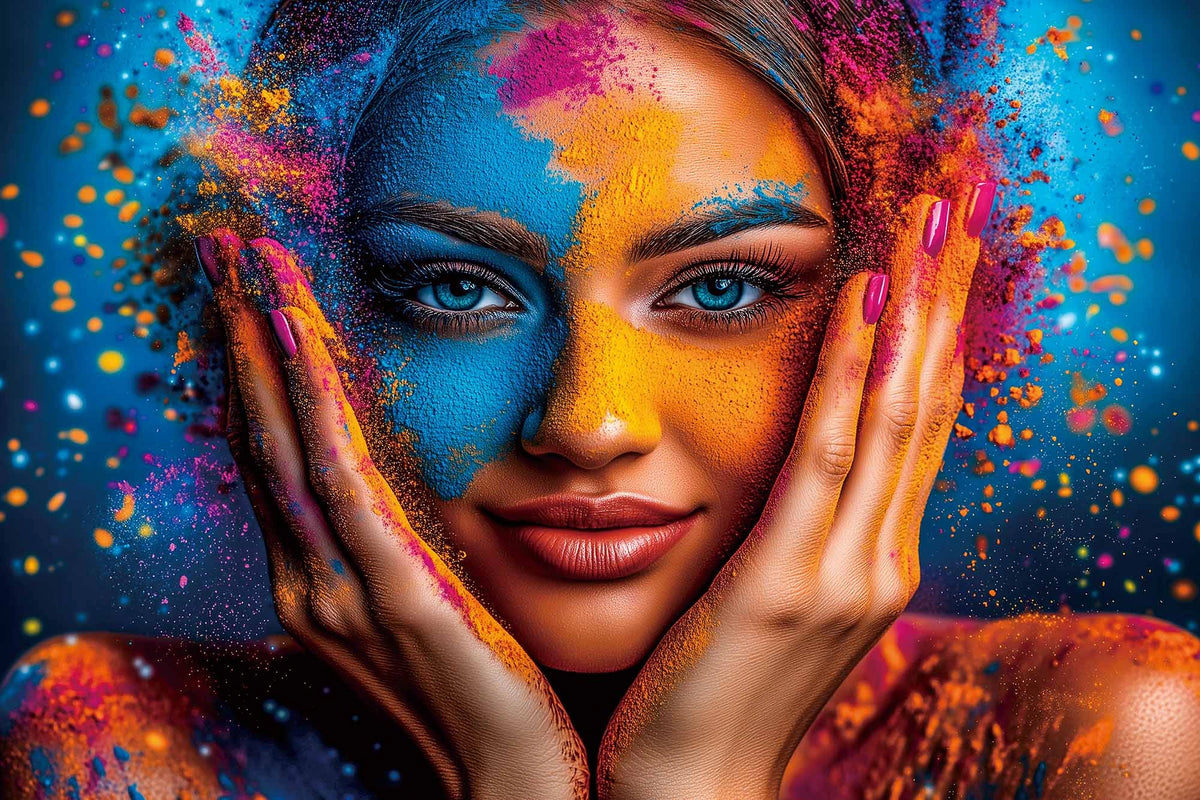 Tableau en verre femme pop art aux yeux bleus, visage peint en bleu électrique, jaune et rose fuchsia – ByMyDeco