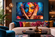 Tableau femme pop art Regard Électrique 120 × 80 cm au-dessus d'un canapé beige dans un salon contemporain coloré – ByMyDeco
