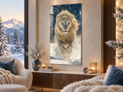Tableau en verre Lion Blanc Roi des Neiges 120 cm de haut et 60 cm de large, accroché dans un salon chaleureux – ByMyDeco