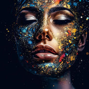 Tableau en verre portrait de femme abstrait aux yeux fermés avec éclaboussures bleues, dorées et orangées sur fond noir – ByMyDeco