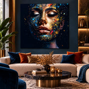 Tableau en verre femme abstraite Éclats d’Or 100 × 100 cm au-dessus d’un canapé dans un salon moderne bleu nuit – ByMyDeco