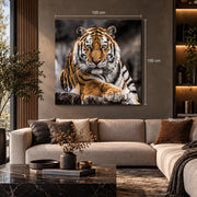 Tableau tigre en verre 100 × 100 cm accroché au-dessus du canapé dans un salon contemporain aux tons beige et brun – ByMyDeco