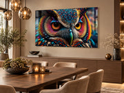 Tableau hibou multicolore en verre 120 × 80 cm accroché dans une salle à manger moderne au-dessus d’un buffet en bois – ByMyDeco