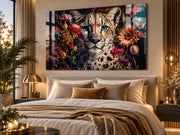 Tableau en verre léopard fleuri 120 × 80 cm accroché au-dessus du lit dans une chambre moderne beige – ByMyDeco