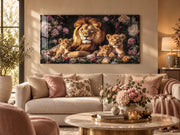 Tableau en verre lion et ses trois lionceaux 120 × 60 cm au-dessus d'un canapé beige dans un salon fleuri élégant – ByMyDeco