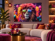 Tableau en verre lion pop art 120 × 80 cm avec lunettes colorées accroché au-dessus d’un canapé dans un salon contemporain – ByMyDeco