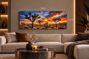Tableau en verre Joshua Tree 120 × 60 cm au-dessus d’un canapé beige dans un salon chaleureux, paysage désertique au coucher du soleil – ByMyDeco