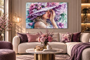 Tableau décoratif femme au chapeau fleuri violet et rose accroché au-dessus d'un canapé dans un salon élégant – ByMyDeco
