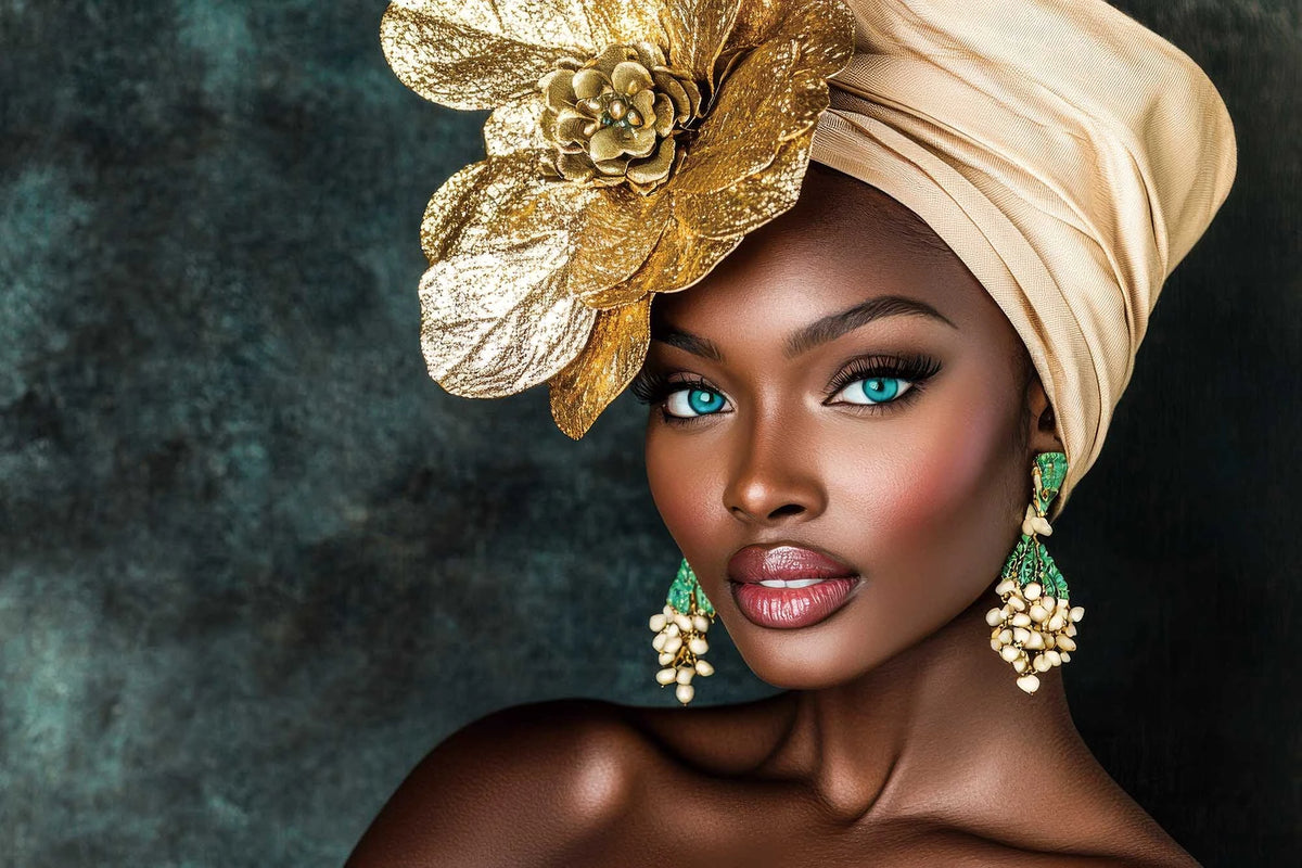 Tableau en verre femme aux yeux turquoise et turban ivoire orné d'une grande fleur dorée – ByMyDeco