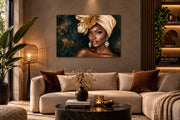 Tableau en verre portrait femme aux yeux turquoise Fleur d’Or 120 × 80 cm dans un salon élégant aux tons crème et dorés – ByMyDeco