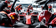 Tableau en verre Formula 1 rouge lors d’un arrêt au stand, voiture de course entourée de mécaniciens – ByMyDeco