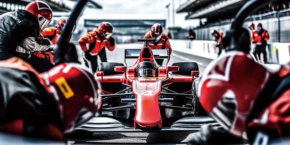 Tableau en verre Formula 1 rouge lors d’un arrêt au stand, voiture de course entourée de mécaniciens – ByMyDeco