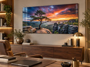 Tableau en verre paysage montagne 120 × 60 cm, coucher de soleil et pin, accroché dans un salon contemporain – ByMyDeco