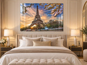 Tableau en verre Tour Eiffel Paris 120 × 80 cm au coucher du soleil, accroché au-dessus du lit dans une chambre élégante – ByMyDeco