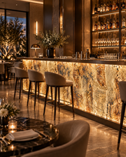 Comptoir de bar de restaurant habillé en feuille de pierre translucide antique copper rétroéclairée LED, effet marbre noir et doré
