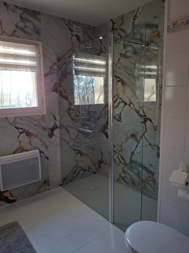 panneau pvc marbre qatar posé dans la salle de bain mural et douche