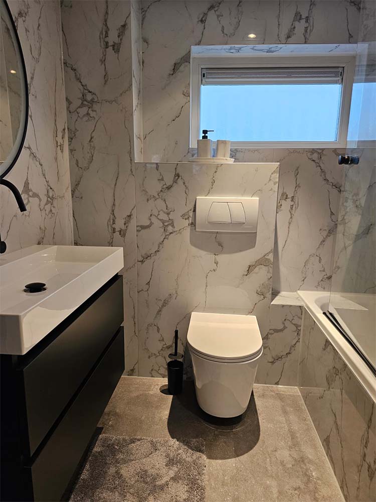 bianco-carrara-badkamer-met-toilet.jpg